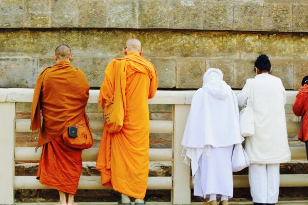 Buddhistische Mönsche beten von Dhamek Stupa (500 BC), Sarnath im Indien | © 2015, GFX 