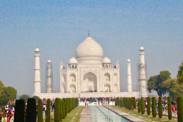 Taj Mahal. Er ist ein beliebtes Ziel frisch vermählter indischer Eheleute, der Besuch soll die gegenseitige Liebe dauerhaft machen und bestärken | © 2015 GFX