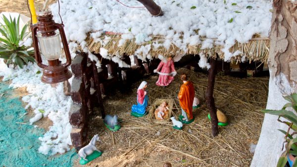 Franz von Assisi popularisierte die Krippe, die mit der Geburt Jesu verbunden ist. Als die Krippe begann, sich von Kultur zu Kultur zu bewegen, wurde in Indien die Menschwerdung Jesu in funkelnden bunten Dekorationen dargestellt. Eine Krippe aus Nordindien.