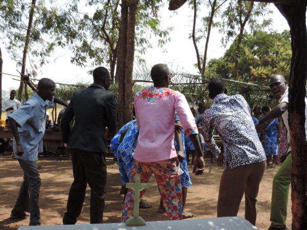 Christen und Christinnen in Kpassa in Ghana tanzen vor einem Kruzifix. Das Leiden von Christus wurde so an einem Karfreitag gefeiert | © 2015 Roshy Robert