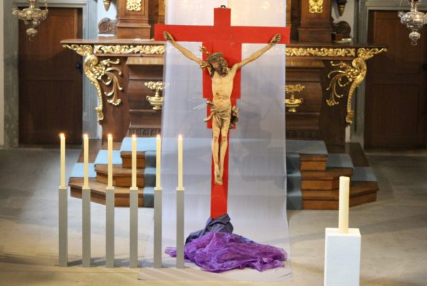 Der Altarraum im Kloster Weselim, vorbereitet für die Liturgie am Karfreitag| © 2018 GFX