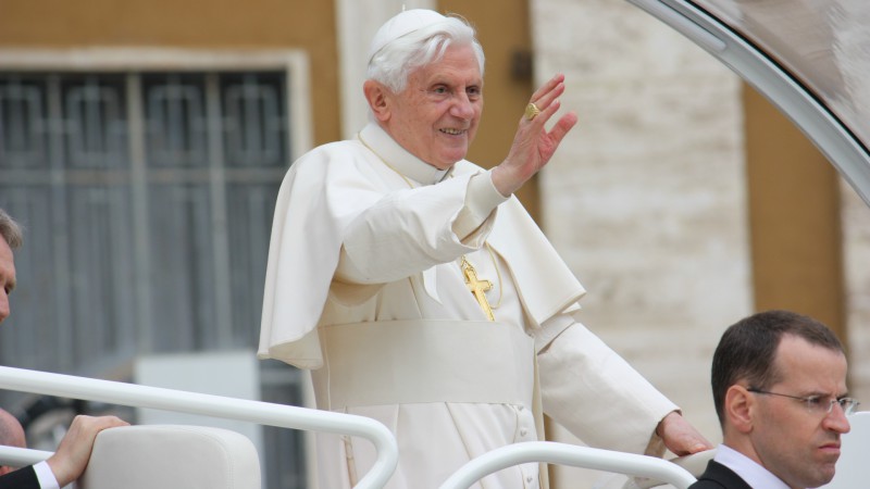 "François est l’homme de la réforme pratique", assure Benoît XVI dans un livre-entretien Benoit-xvi-saluant-la-foule-depuis-sa-papamobile-800x450