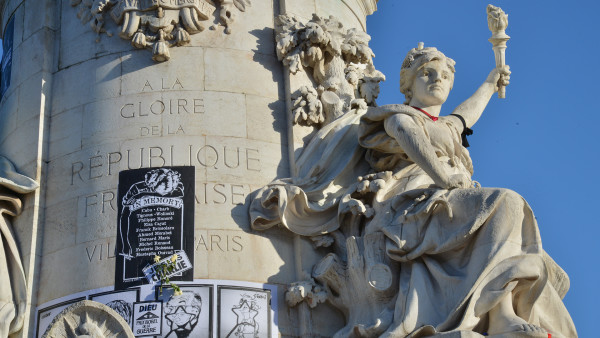 Statue de la Liberté et son brassard noir, place de la République, 11 janvier 2015 (Photo: Pascal Fessard)