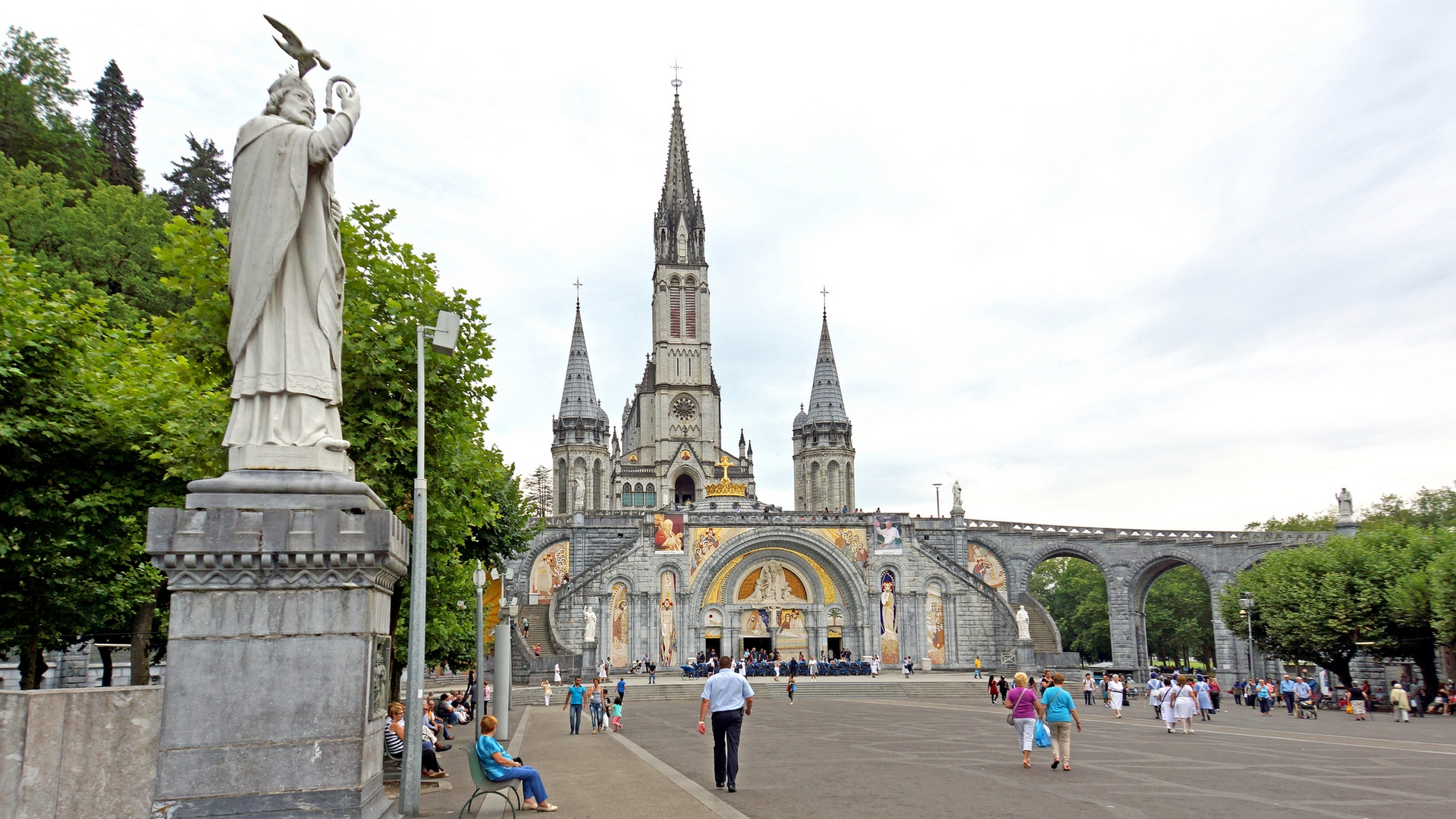 ✟Le Chapelet à Lourdes✟ - Page 6 Lourdes-sanctuaire