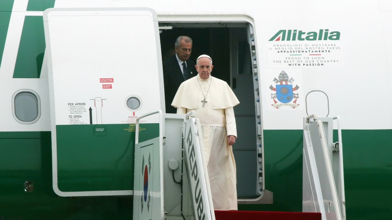 ✟Toute l'Actualité de notre Saint-Père le Pape François✟ - Page 11 Pape-francois-avion-800x450