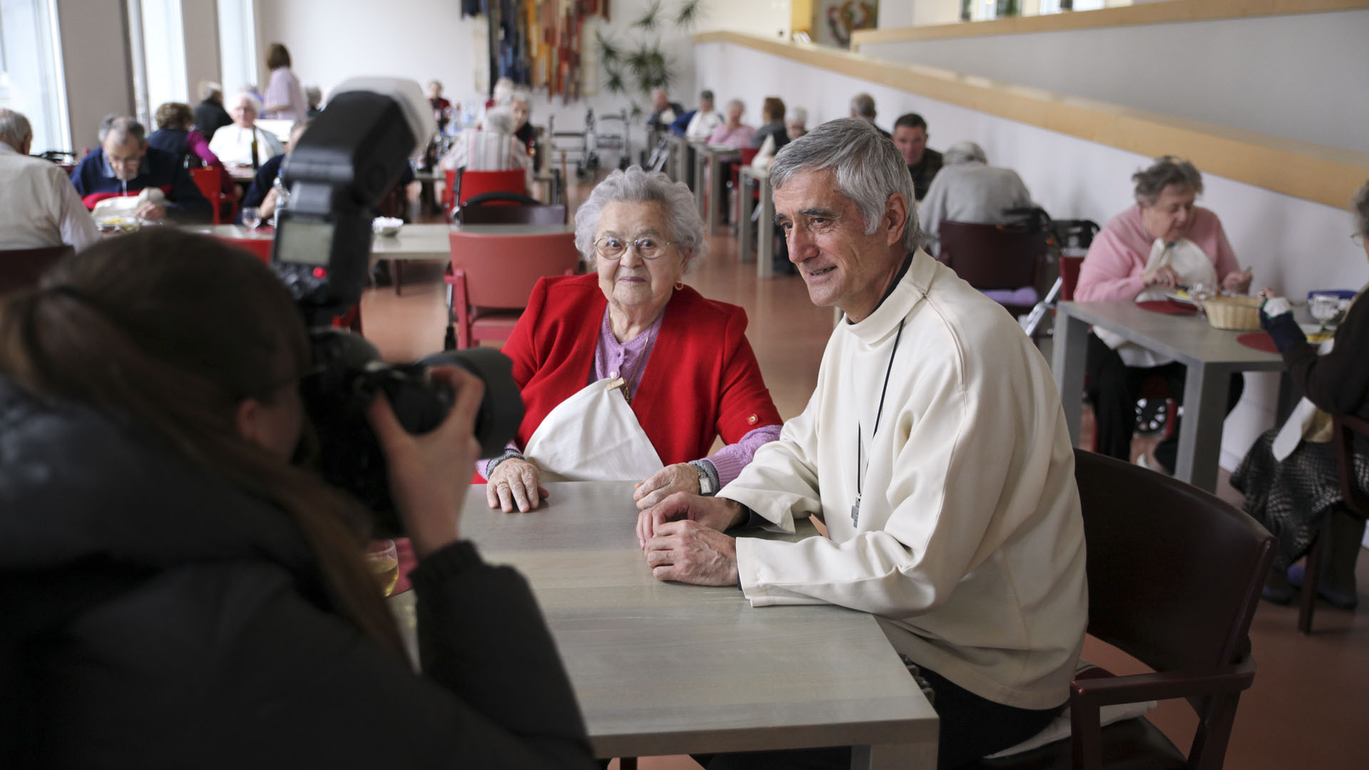Brigue le 12 févreir 2016. L'évêque de Sion, Mgr Lovey prend la pause avec un pensionnaire du Home "Englischgruss" à Brigue. (Photo: B. Hallet/cath.ch)