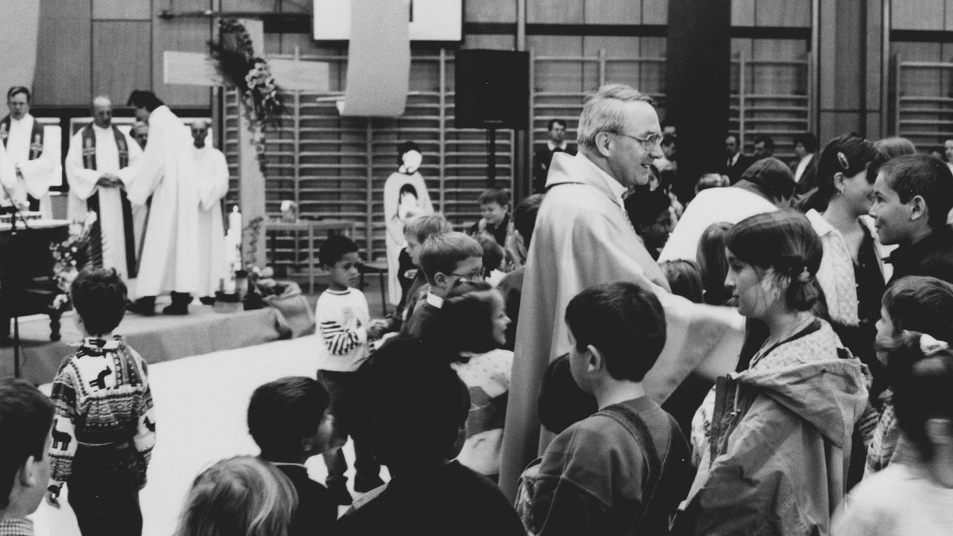 Sion, collèges des Creusets. Mgr Norbert Brunner salue les enfants à l'issue de la messe des familles. (Photo: DR)