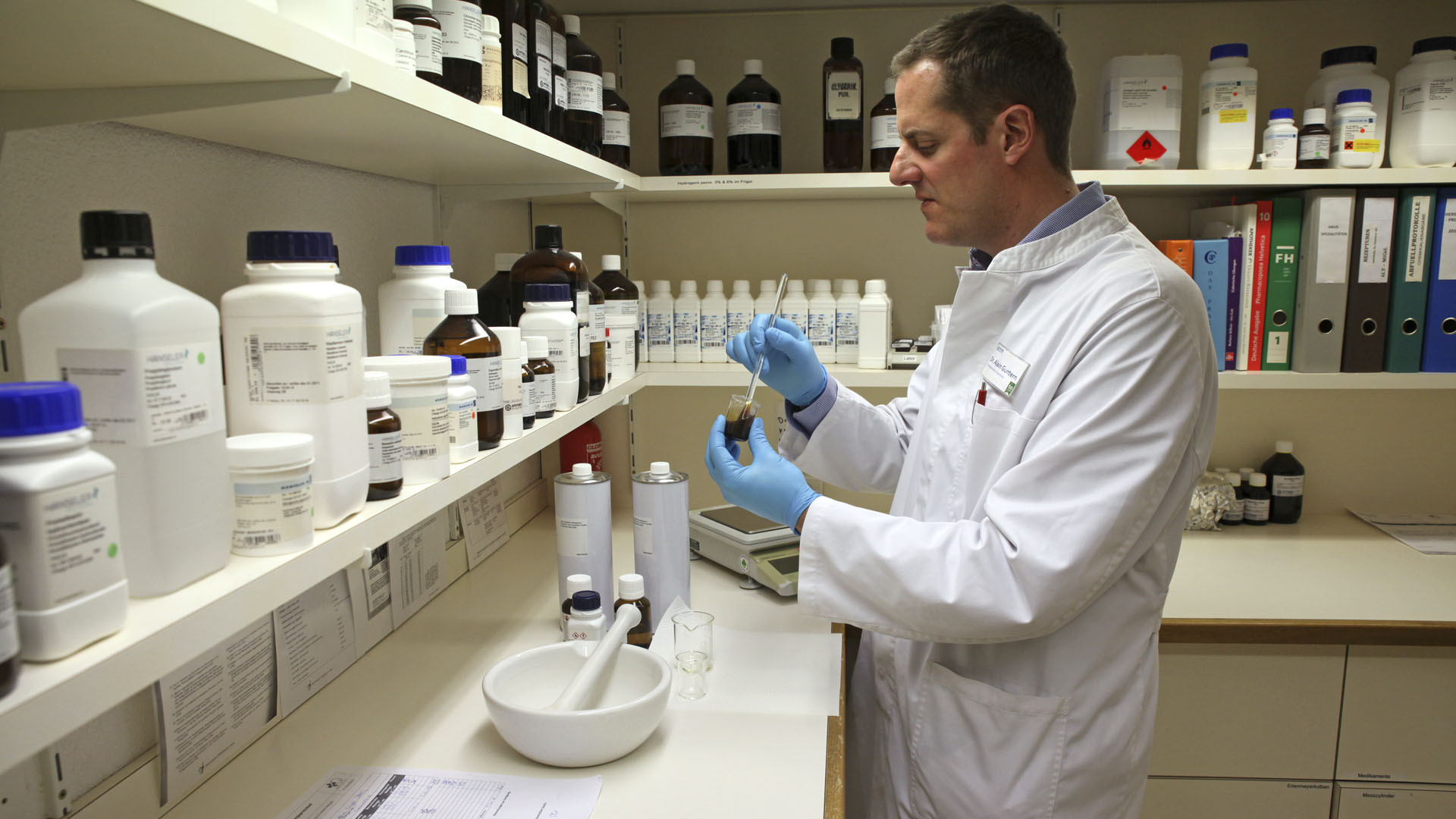 Brig le 15 mars 2016. Le docteur Alain Guntern, dans le laboratoire de sa pharmacie. Il élabore un échantillon d'huile. (Photo: B. Hallet)