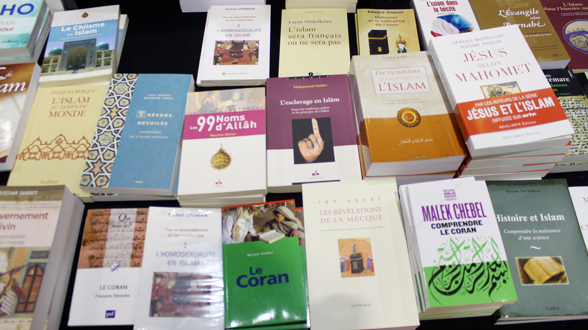 Sur le stand des cultures musulmanes, des livres sur le Coran et sur la foi musulmane (Photo: Bernard Litzler)
