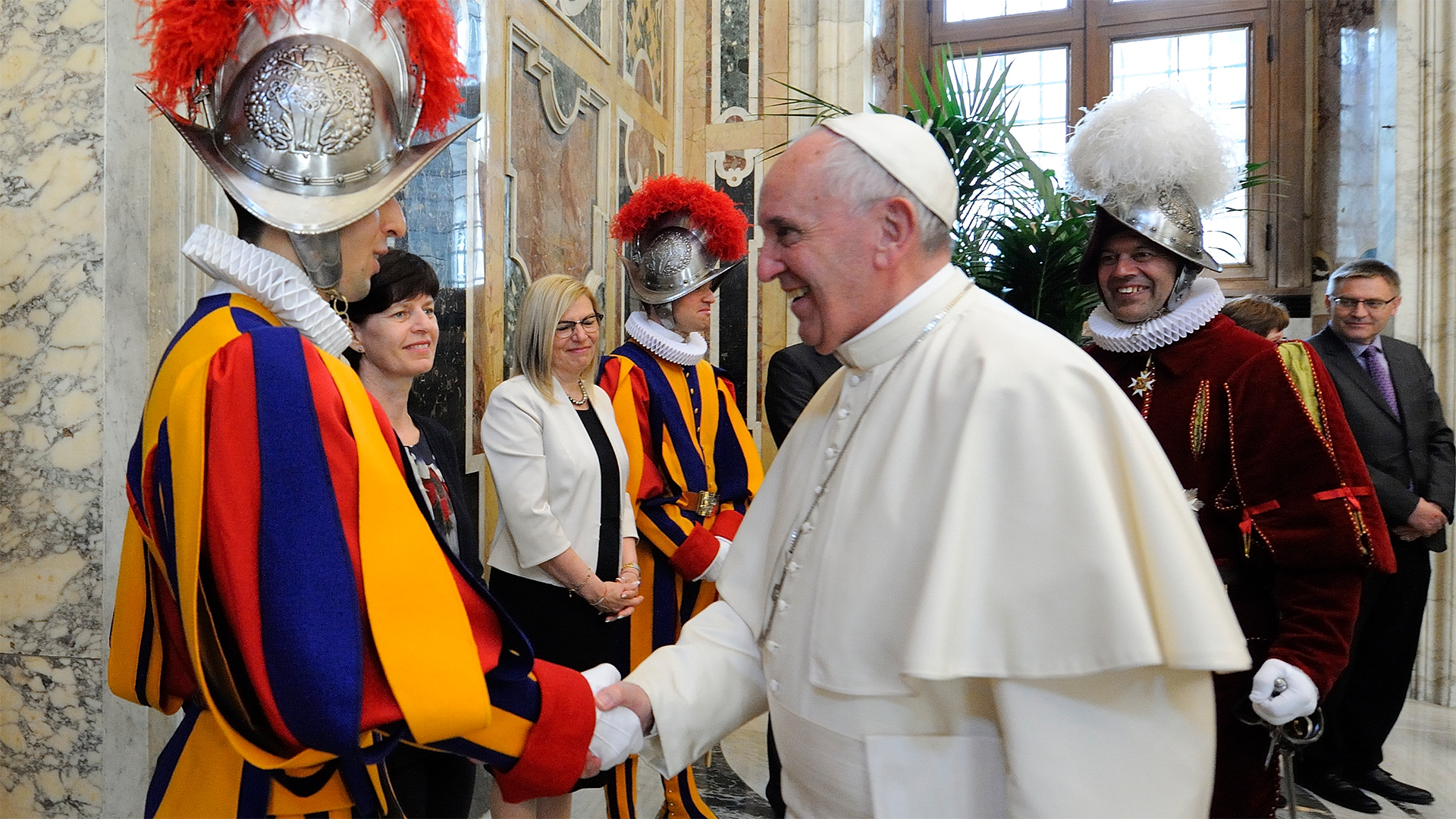 Maxime Bruchez et le pape, au lendemain de l'assermentation (Garde Suisse Pontificale/Artymiak)
