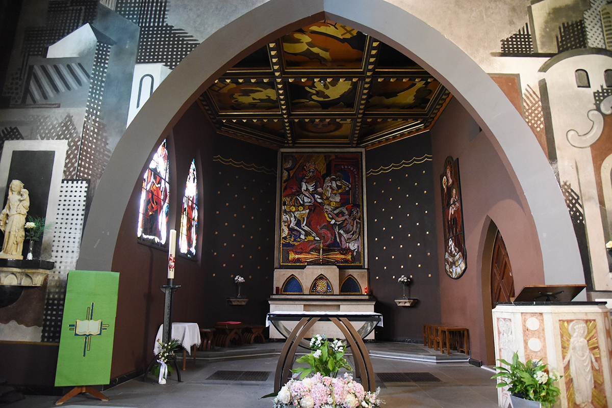 Le choeur de l'église de Lutry. Architecte: F. Dumas; Mosaïque: M. Naville; vitraux: A. Cingria (Photo: Pierre Pistoletti)
