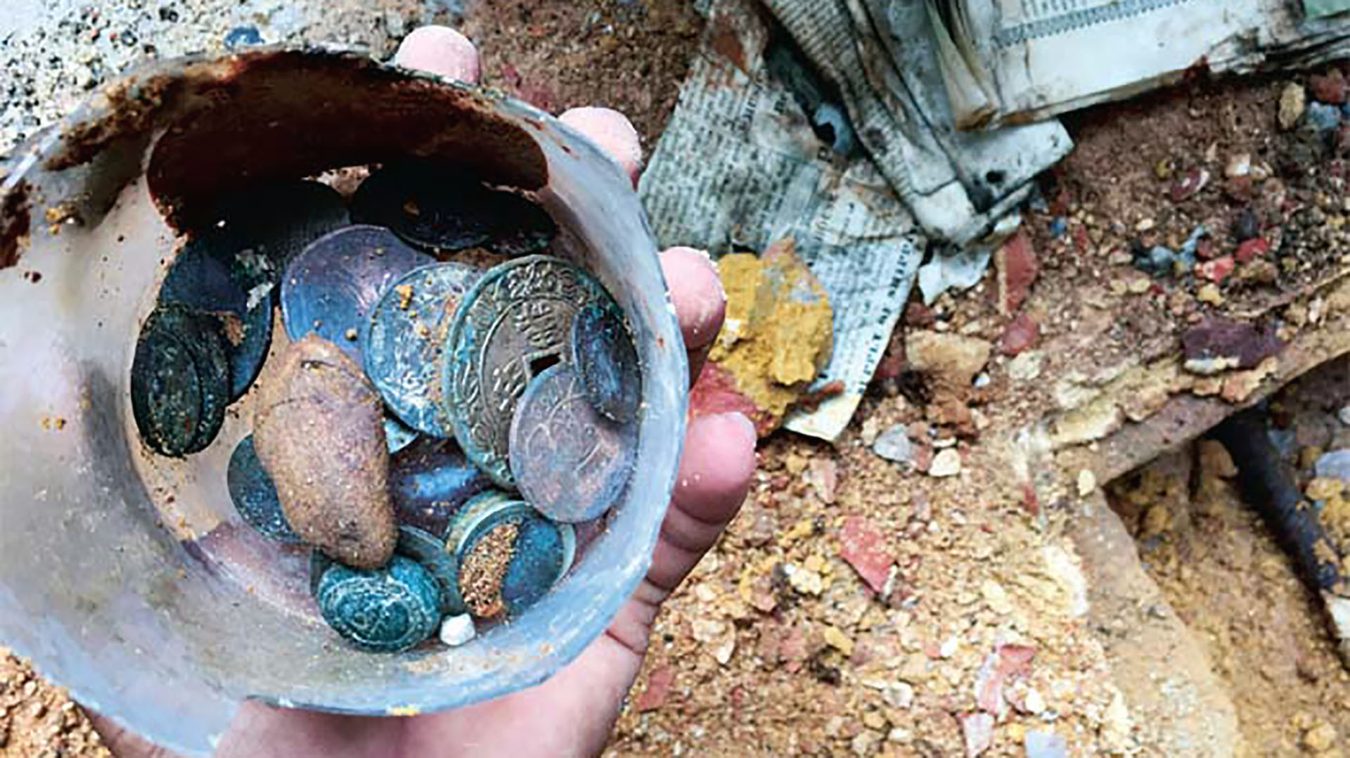 Les pièces et les journaux retrouvés dans une capsule scellée au pied d'une colonne de la cathédrale (CatholicNews/DR)