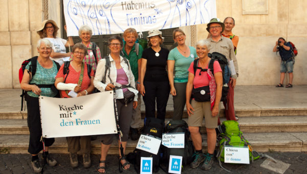 Les neuf participants au pèlerinage "L'Eglise avec les femmes" et des sympathisants (Photo:Adrian Müller)