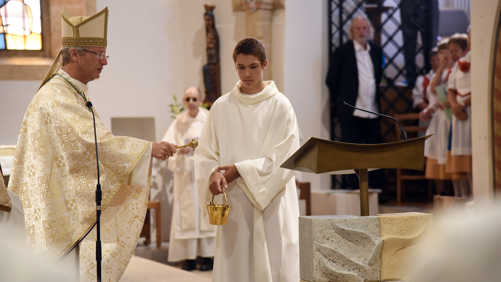 Mgr Alain de Raemy bénit le nouvel ambon du monastère (Photo: Pierre Pistoletti)