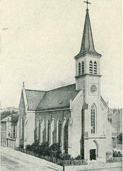 L'église, peu après sa construction en 1869. Il n'y a pas de "bas-côtés"; le transept est étroit; le cure n'a qu'un étage (© 1866-1966, Cent ans de vie paroissiale)