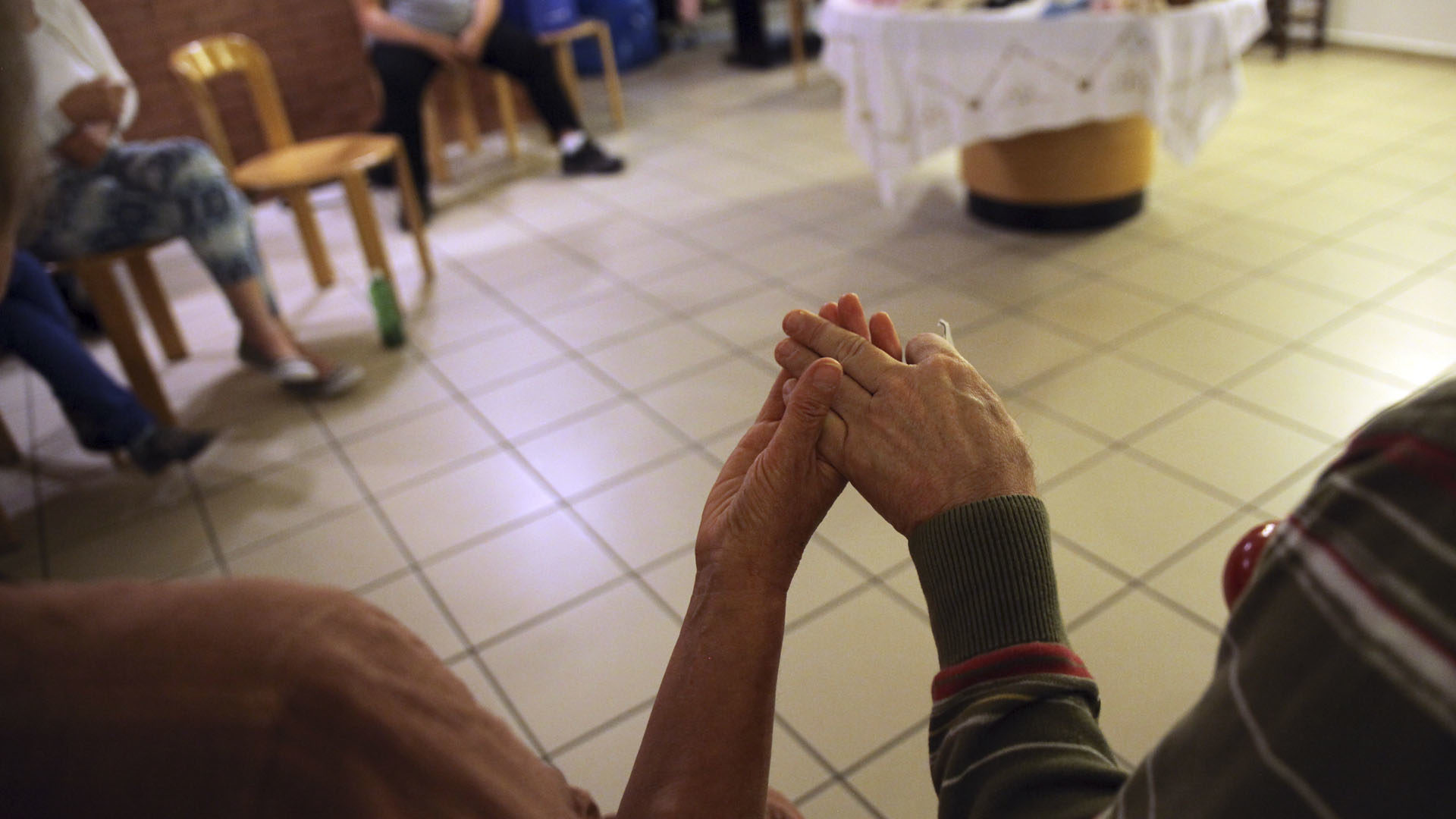 Célébration à la chapelle des Perce-Neige. Le "Notre Père", main dans la main. (Photo: B. Hallet)