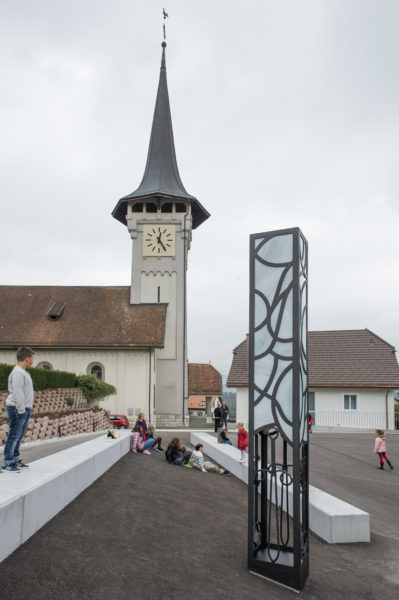 La sculpture de l'artiste François Aeby s'élève à deux pas de l'église de Villars-sur-Glâne (Photo:Christoph von Siebenthal)