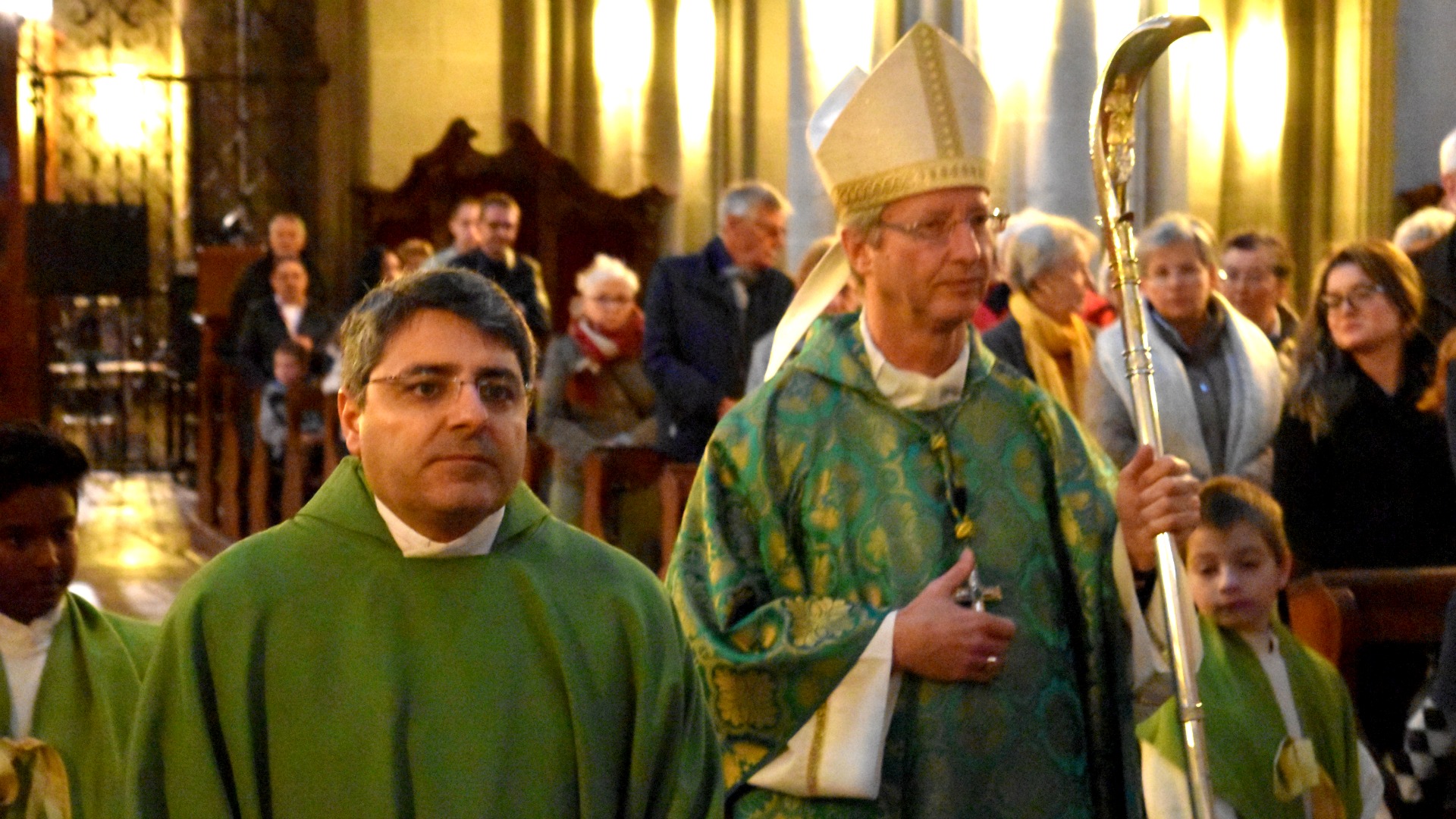  Le Père Ziad Hilal et Mgr Alain de Raemy à la cathédrale Saint-Nicolas à Fribourg (Photo: Jacques Berset)