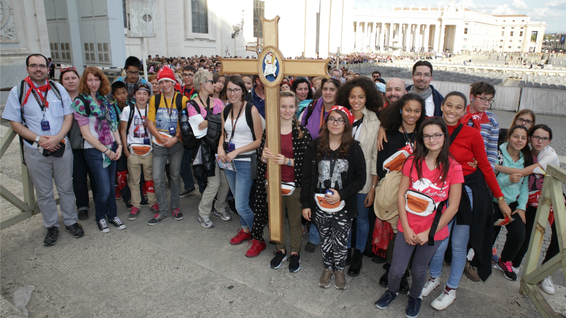 Photo souvenir des jeunes pèlerins valaisans à quelques pas de la Porte sainte. (Photo: B. Hallet)