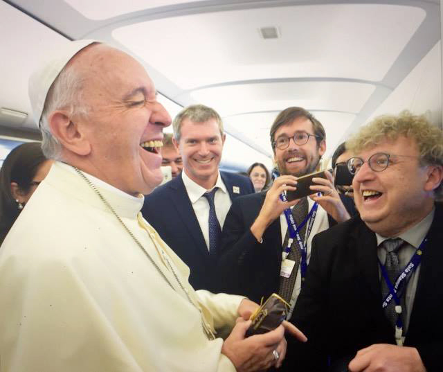 Le pape François et le journaliste Arnaud Bédat (@ Osservatore Romano)