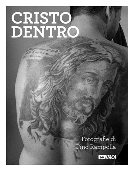 Le livre Cristo Dentro présente des tatouages religieux de prisonniers (image:ed.itaca)