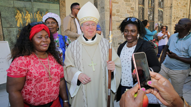 Saint-Maurice le 2 juin 2019. “Cheese!“ Photo souvenir avec Mgr Jean Scarcella lors du Pèlerinage aux saints d'Afrique. | © B. Hallet