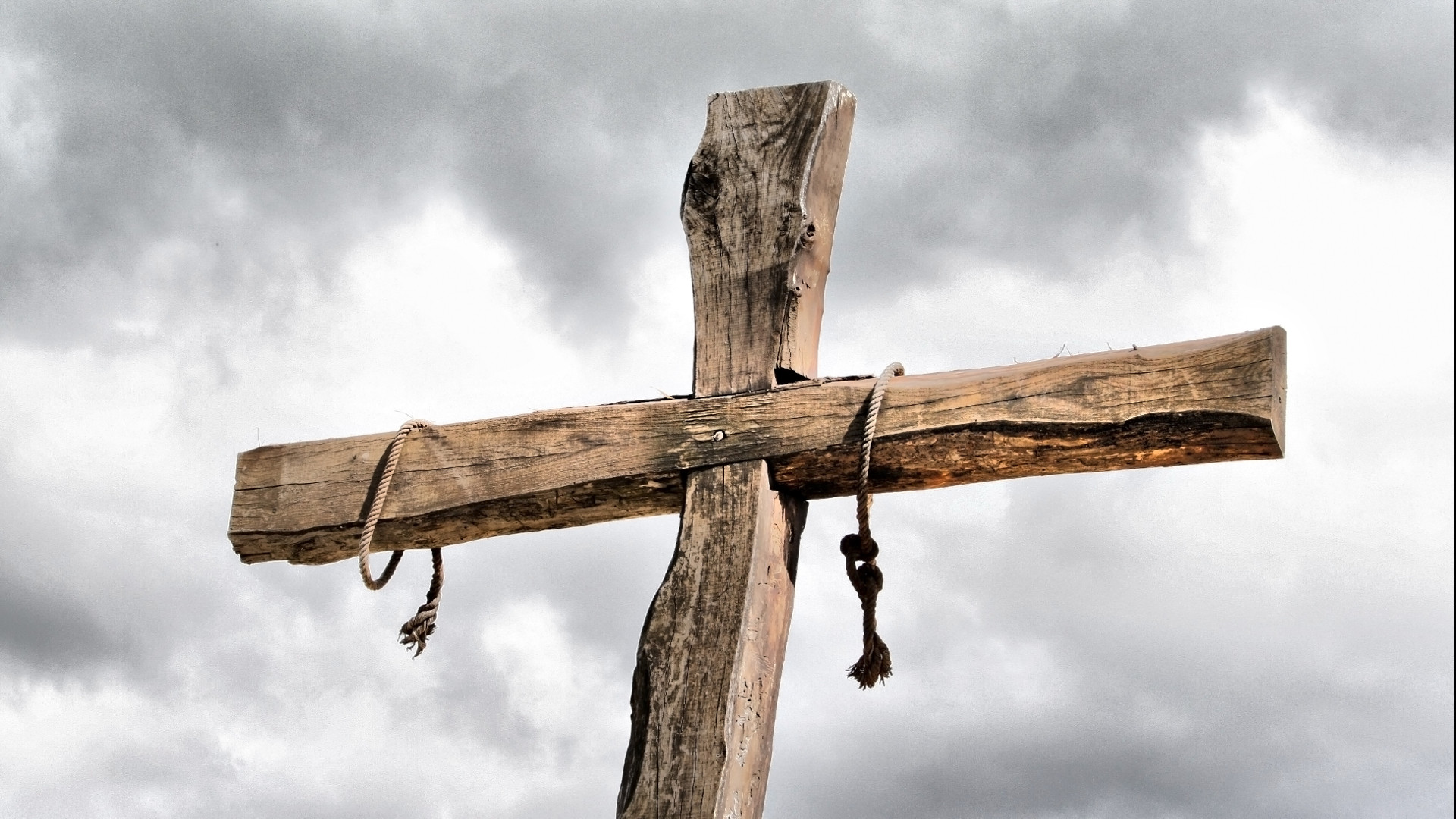 I fedeli: la Croce di Gesù è sorgente di speranza per la vita