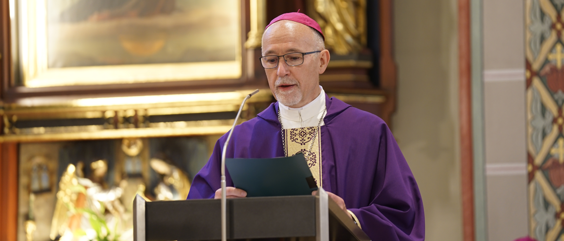 Nuntius Martin Krebs liest die Beileidsadresse von Kardinal Pietro Parolin