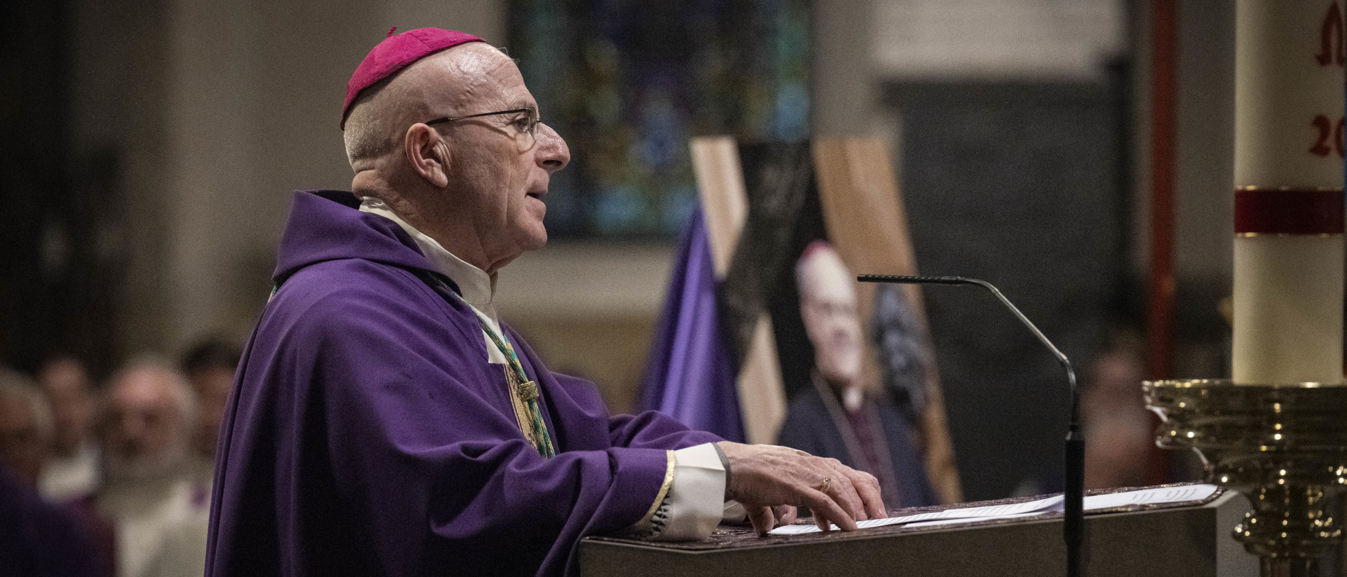 Bischof Joseph Bonnemain hält die Predigt beim Requiem für Vitus Huonder. | Bistum Chur/Gian Ehrenzeller