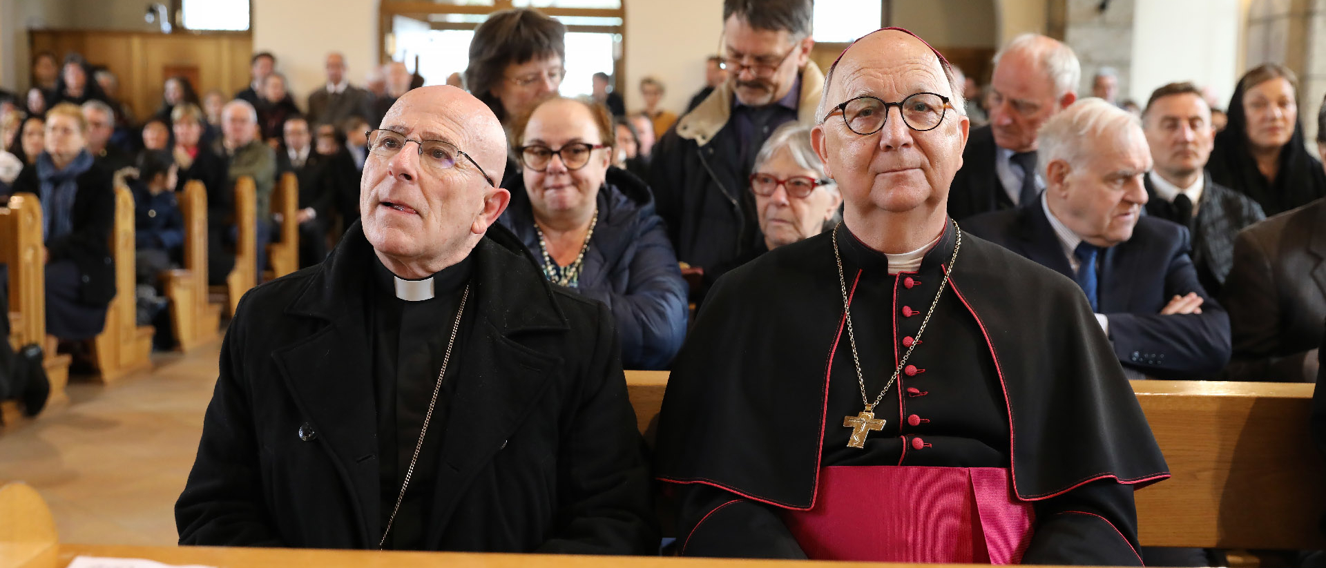 Der Churer Bischof Joseph Bonnemain und der emeritierte Weihbischof Marian Eleganti beim Requiem für Vitus Huonder in Ecône. | Bernard Hallet