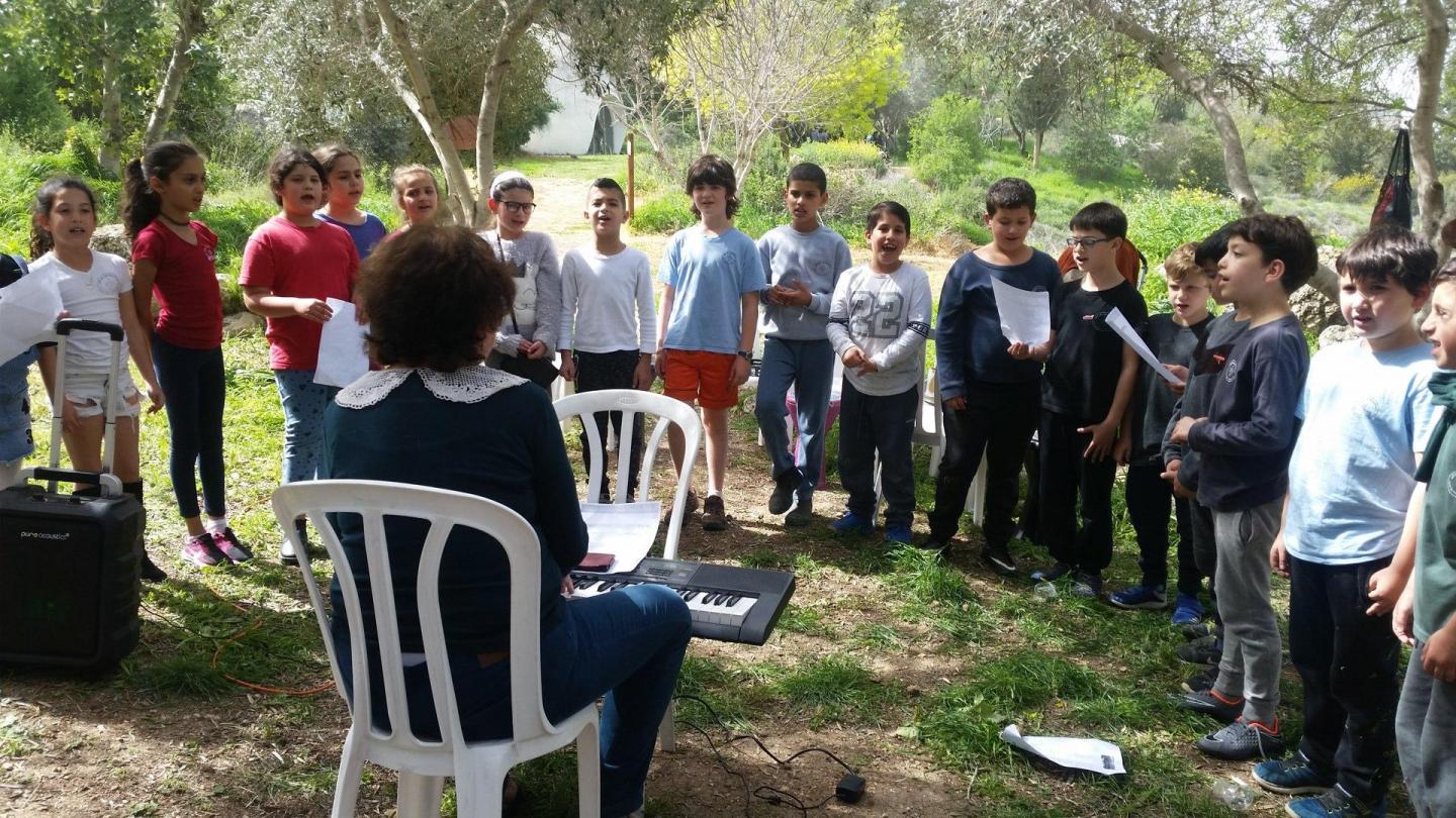Il coro dei bambini ebrei e palestinesi della scuola primaria del villaggio.