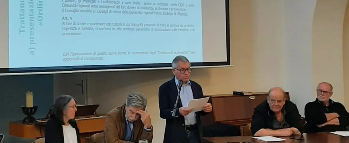 Il presidente del consiglio sinodale della CERT, pastore Stefano D'Archino, illustra la modifica degli Ordinamenti ecclesiastici, Muralto (TI), 27 aprile 2024 (foto: CERT)